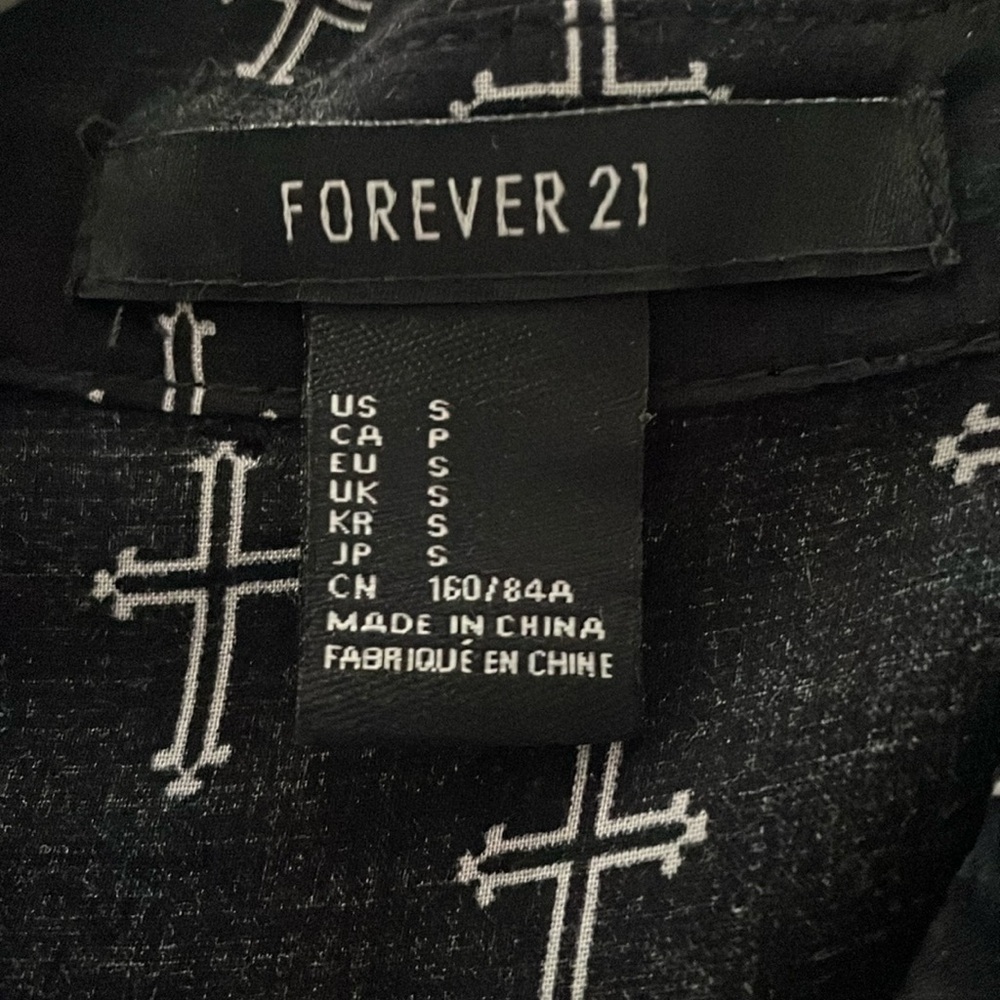 ♥️Forever 21♥️ Black and white sleeveless, high low button-down size (small) - Picture 6 of 7